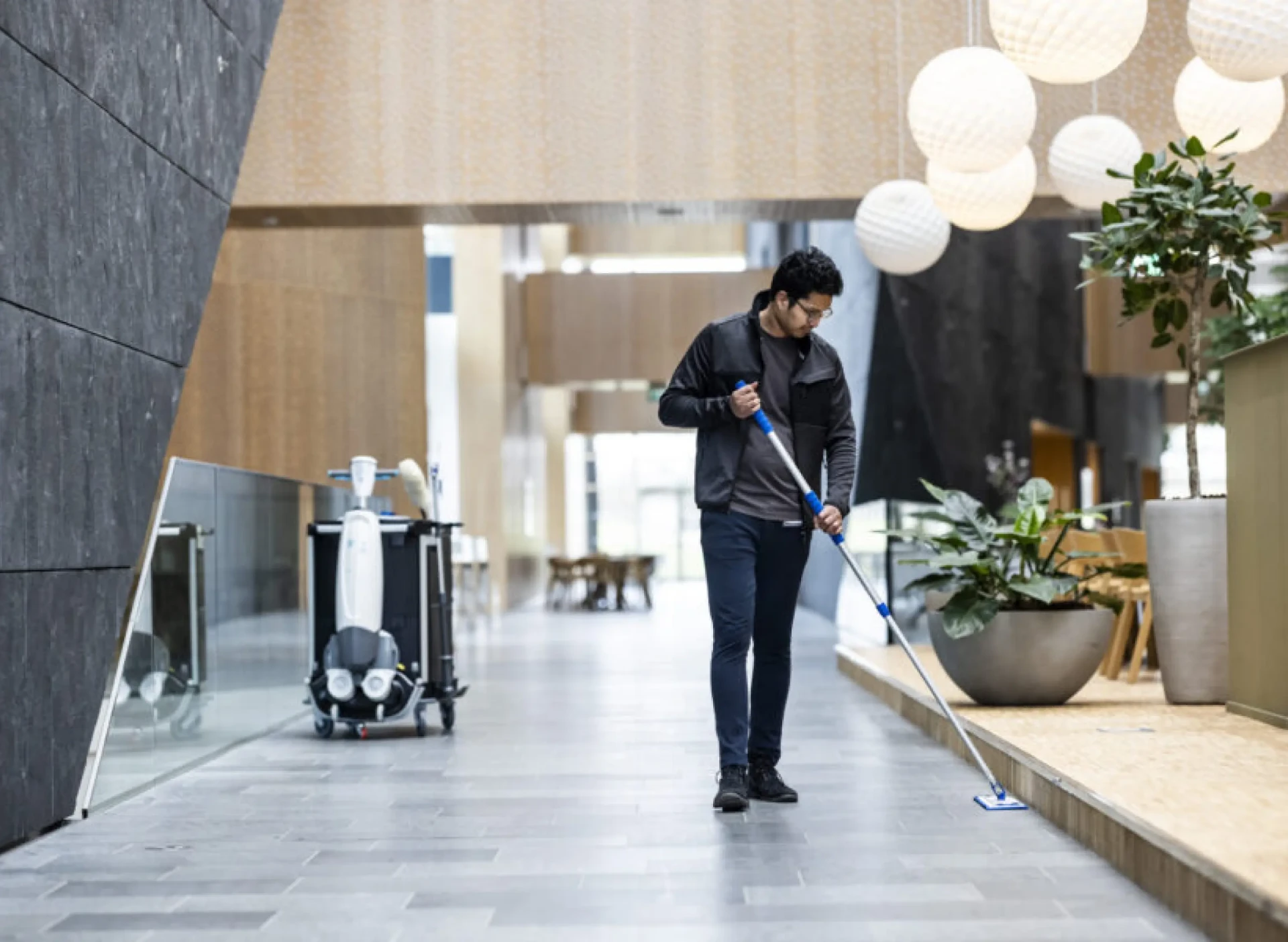 Person putzt den Boden Person putzt den Boden